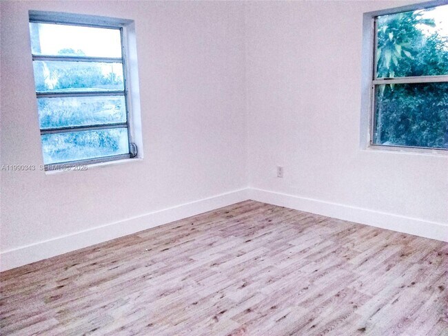 Foto del edificio - 142 NE 56th St