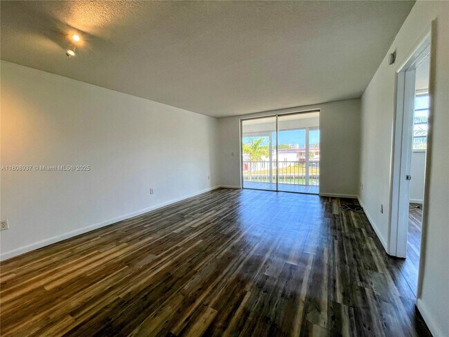 Building Photo - 2859 Leonard Dr