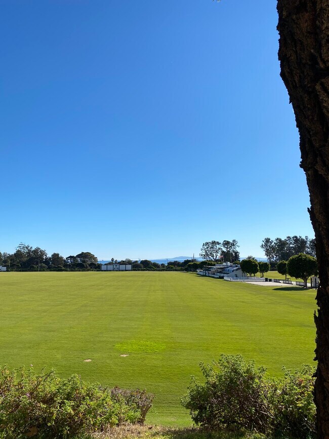 Vista del campo de polo - 3375 Foothill Rd