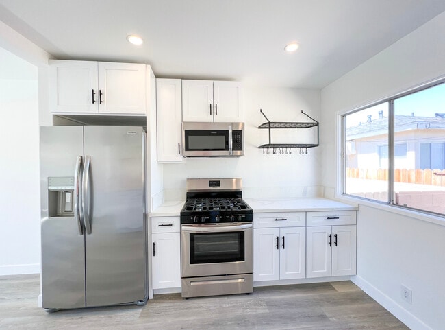 Building Photo - 15301 Eastwood Ave