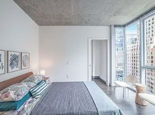 Foto del edificio - 215 W Lake St