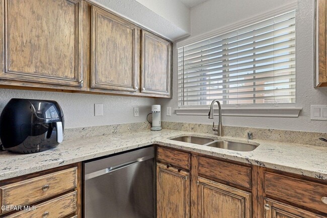 Building Photo - 6264 Escondido Dr