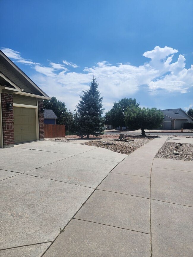 Building Photo - $350 Off First Months Rent on this Charmin...