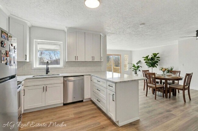 Building Photo - COMING SOON! RENOVATED 3 OR 4 BDRM