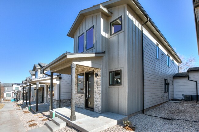 Building Photo - 819 Cherokee Dr