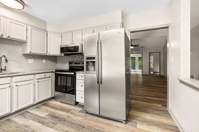 Foto del edificio - Fully Renovated 2 Bedroom 2 Bathroom Condo in Prime Rock Hill Location.