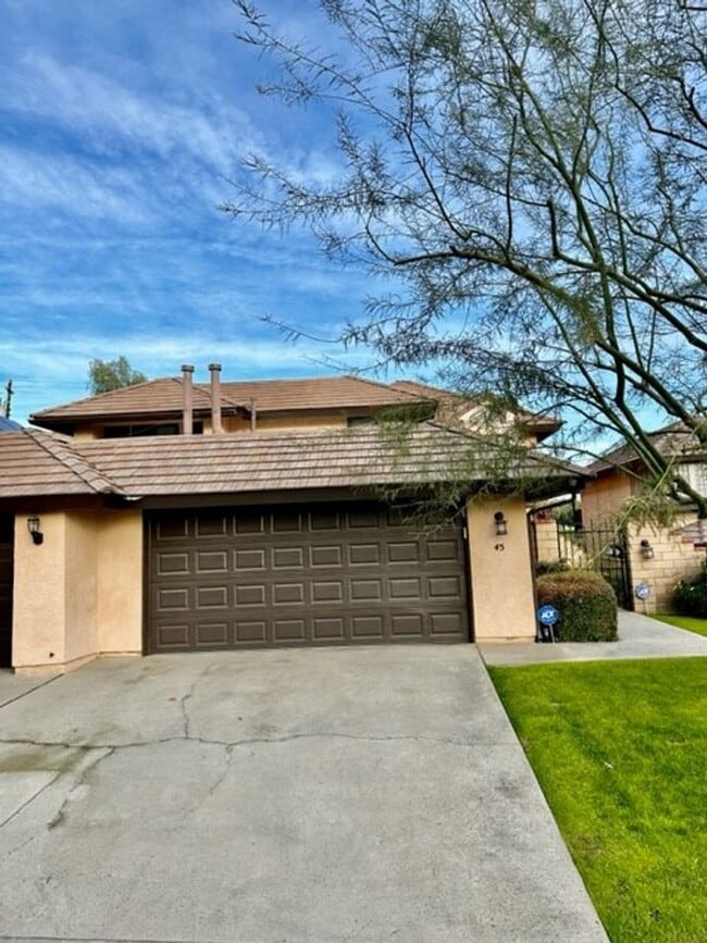 Foto del edificio - 2323 Easthills Dr