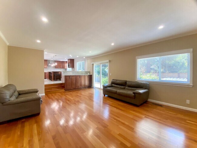 Foto del edificio - Spacious 4-Bedroom Irvington Home with Mod...