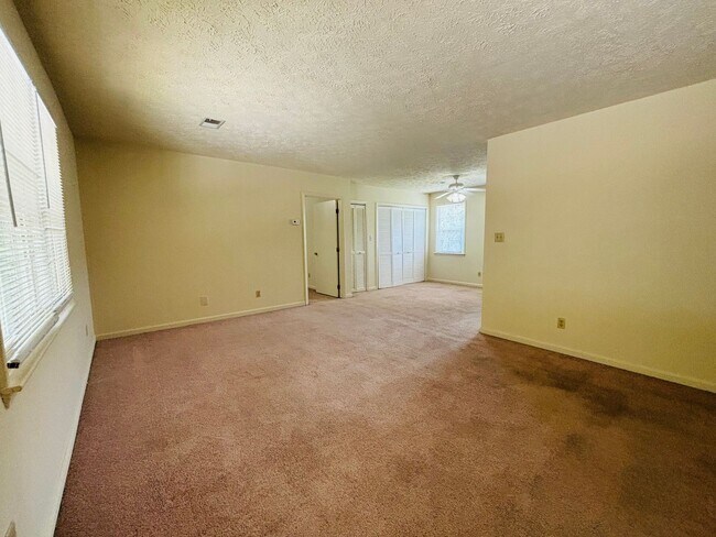 Building Photo - *Available NOW* 3 Bedroom, 2 Bath Duplex
