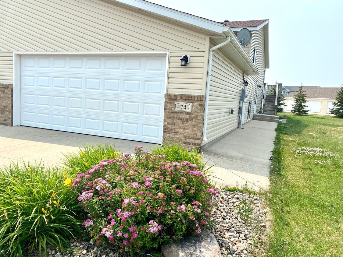 Foto principal - 3 bed, 2 bath Twinhome