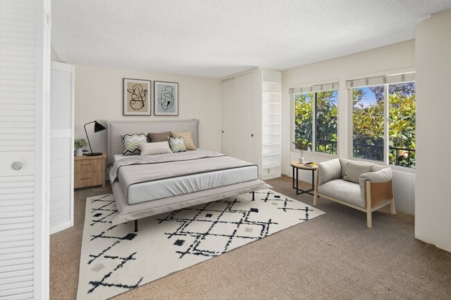 Building Photo - Stunning townhouse in La Jolla / North UTC area