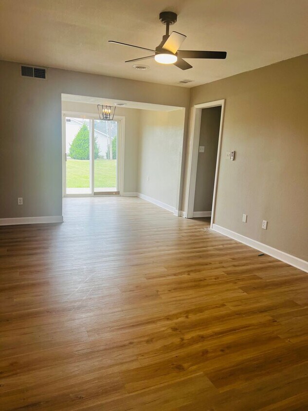 Foto principal - Available Now – Updated 3 Bedroom Tri-Plex...