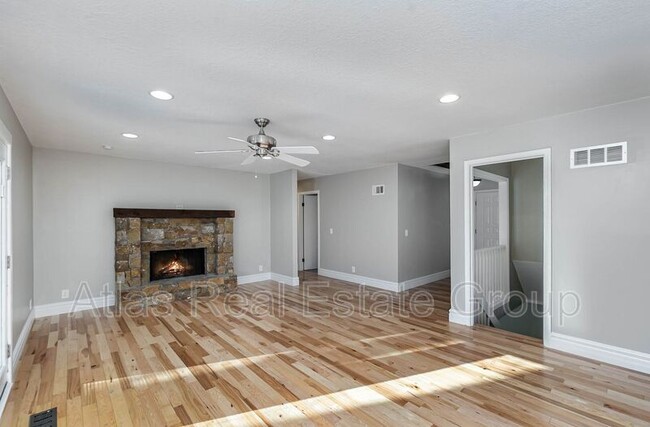 Building Photo - 13915 Midland Dr