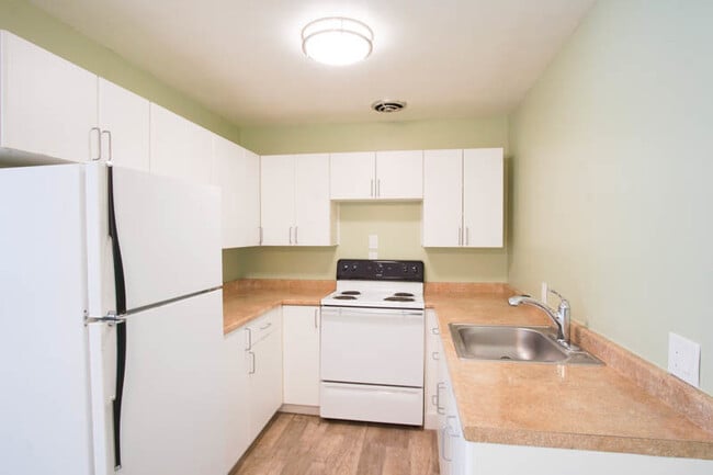 Building Photo - 2 Bedroom with Bay Window & Parking in the...