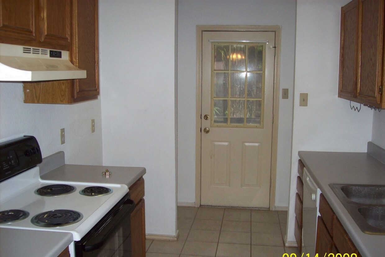 Building Photo - Cozy Midway House