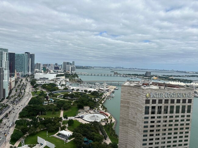 Foto del edificio - 325 S Biscayne Blvd