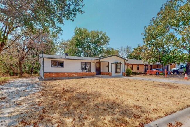 Foto del edificio - Charming 3-Bed/1 Bath Home with Private Backyard for Lease