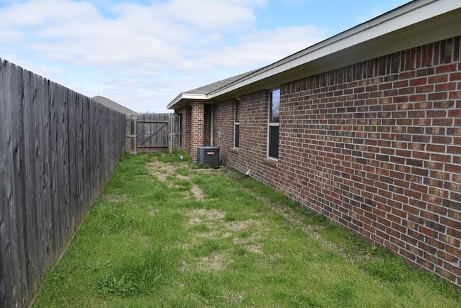 Building Photo - 205 Coby Dr