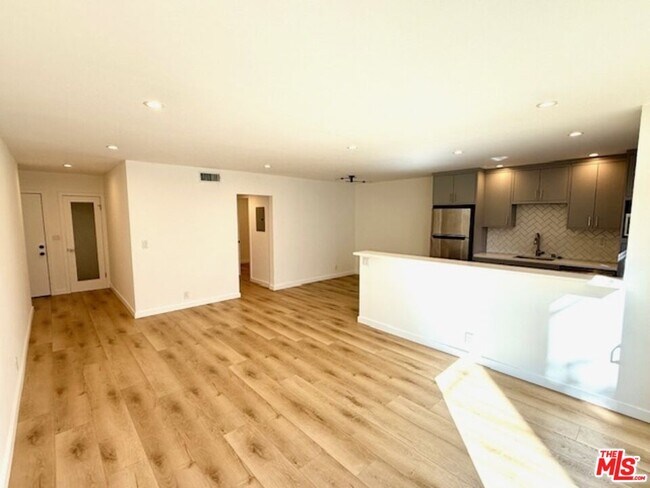 Foto del edificio - 8115 Romaine St