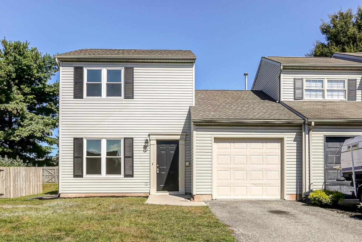 Primary Photo - Three bedroom two bathroom end unit townhouse