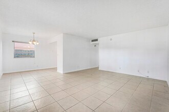 Building Photo - 541 Saxony Dr