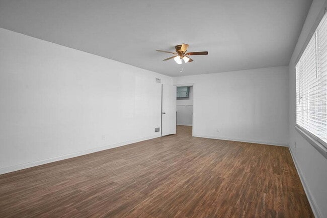 Building Photo - 3/1/1 close to medical and Texas Tech. Neutral colors.. Updated bath