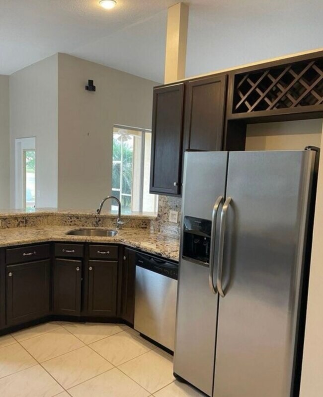 Foto del edificio - 895 SW Lake Charles Cir