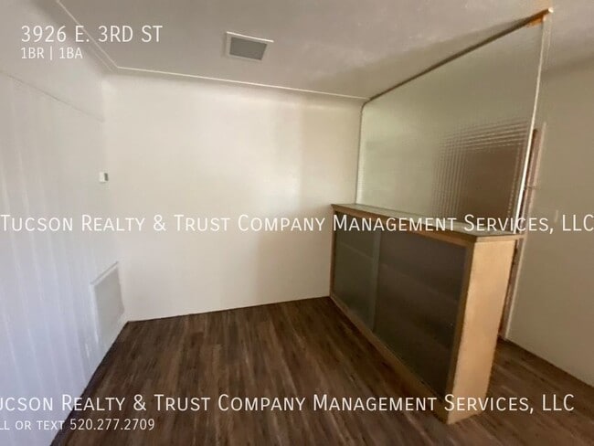 Building Photo - 3926 E 3rd St