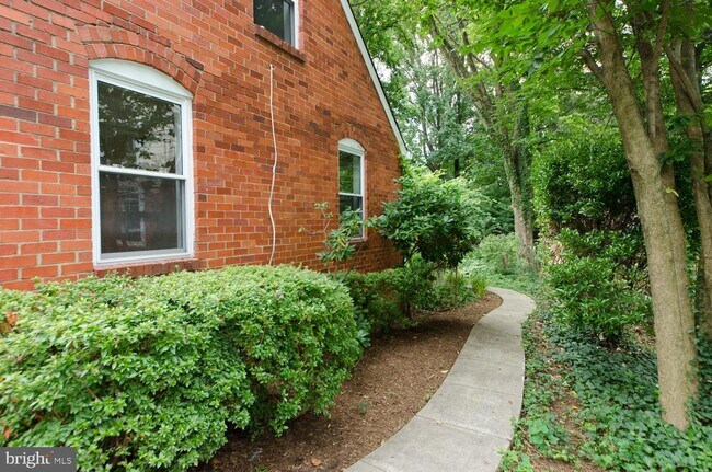 Building Photo - 6819 Jackson Ave