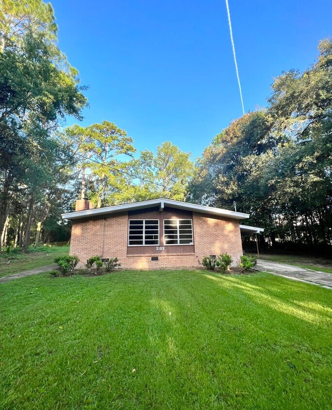 Primary Photo - Large 5 Bedroom with Privacy!