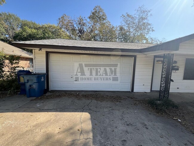 Foto del edificio - Cute 3 Bed 2 Bath 2 Car Garage In Kaufman