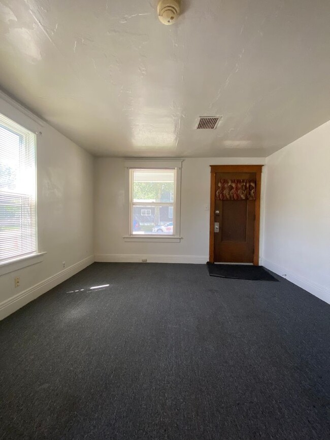 Building Photo - 3 Bedroom Duplex with Fenced in Yard and D...