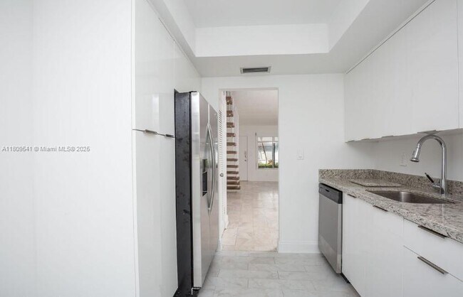 Foto del edificio - 9455 Bay Harbor Terrace
