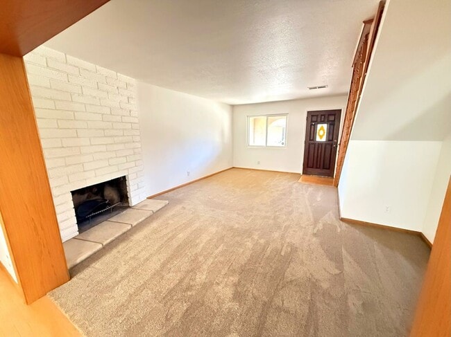Building Photo - 608 Juanita Ave