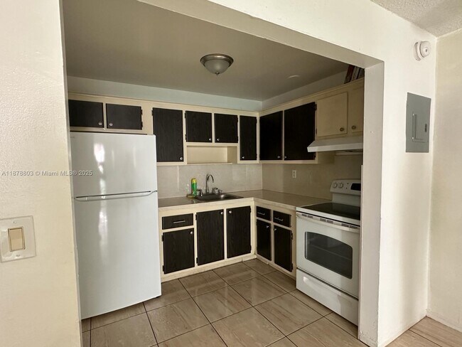 Building Photo - 6040 SW 26th St