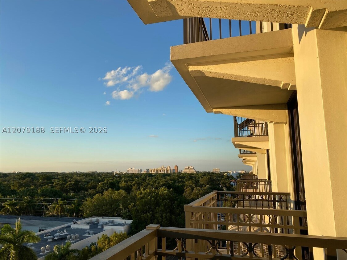 Foto del edificio - 301 Altara Ave