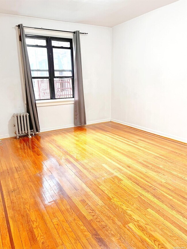 Foto del edificio - 61-40 Saunders St