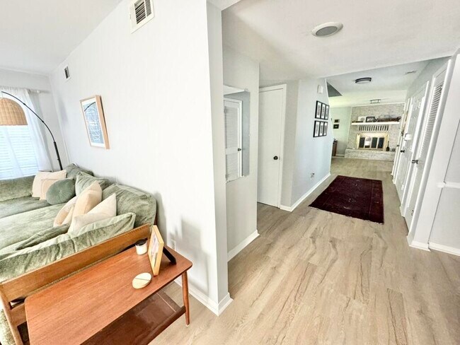 Foto del edificio - 129 Raintree Blvd