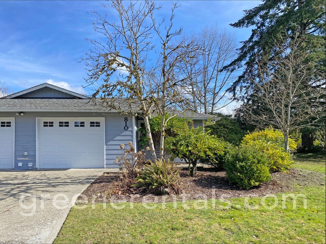 Foto principal - 2BR 1BA Duplex in Desired West Olympia Loc...