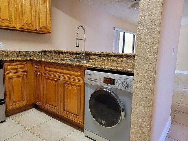 Foto del edificio - 1542 Lake Crystal Dr