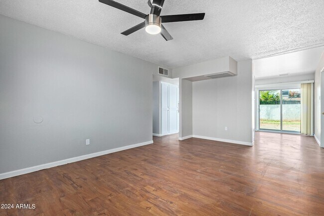 Foto del edificio - 6134 W Mulberry Dr