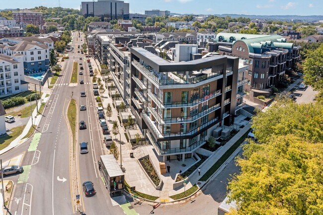 Foto del edificio - Fully Curated Luxury Residence with Steam Spa & EV Parking - Available Furnished, Flexible Lease ...