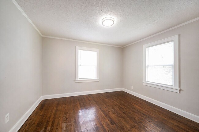 Foto del edificio - 2-bedroom, 1-bathroom duplex is located in...