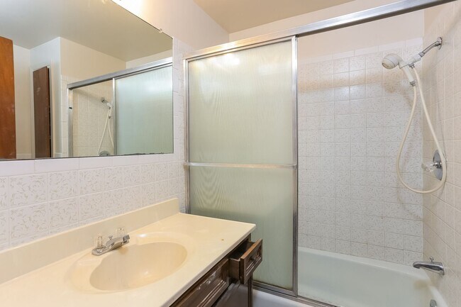 Foto del edificio - 2408 Lake Dr