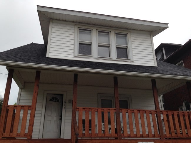 3 bedrooms 1 bath - 625 Locust St