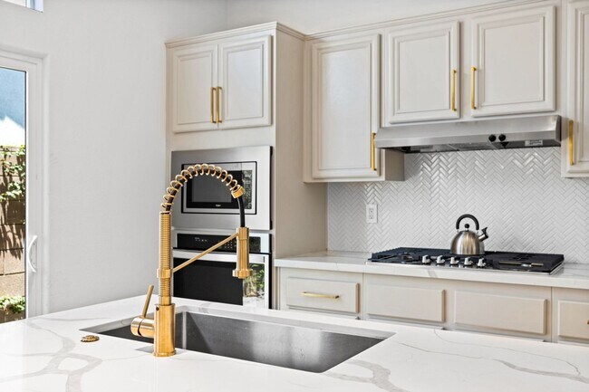 Building Photo - COMING SOON! STUNNING 4 bedroom, 3 bathroo...