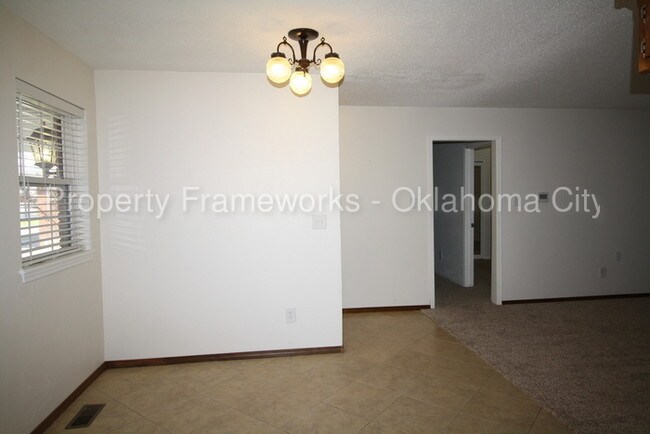Building Photo - 6817 N Comanche Ave