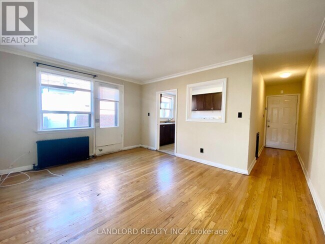 Photo du bâtiment - 5126-5126 Dundas St W