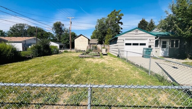 Building Photo - 1820 6th St W