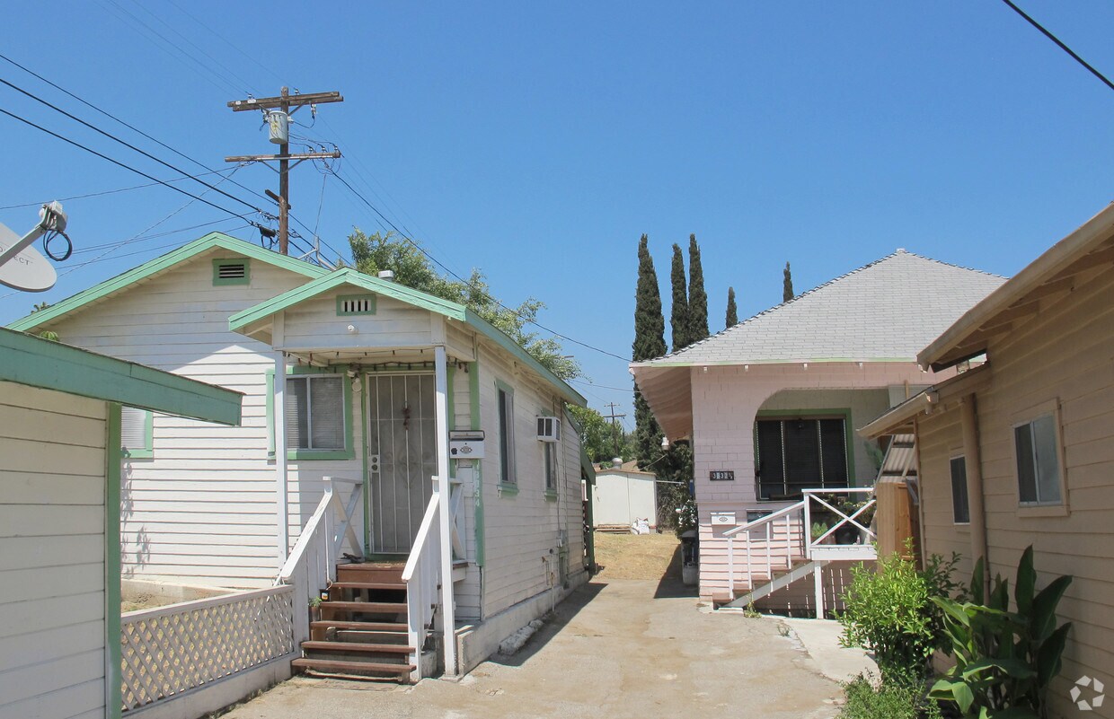 Building Photo - 3832 W Avenue 42